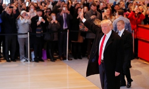 Donald Trump chào đám đông tập trung ở sảnh tòa nhà của New York Times ngày 22/11. Ảnh: Reuters.