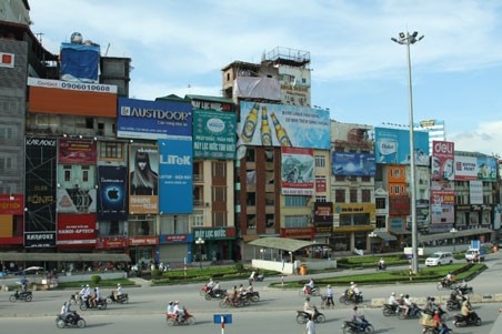 Quảng cáo ngoài trời tại Hà Nội vẫn nhiều doanh nghiệp muốn “lấn sân”