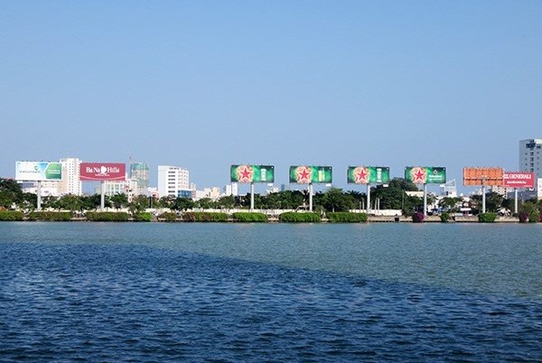 UBND TP Đà Nẵng yêu cầu điều chỉnh hệ thống bảng quảng cáo dọc bờ sông Hàn