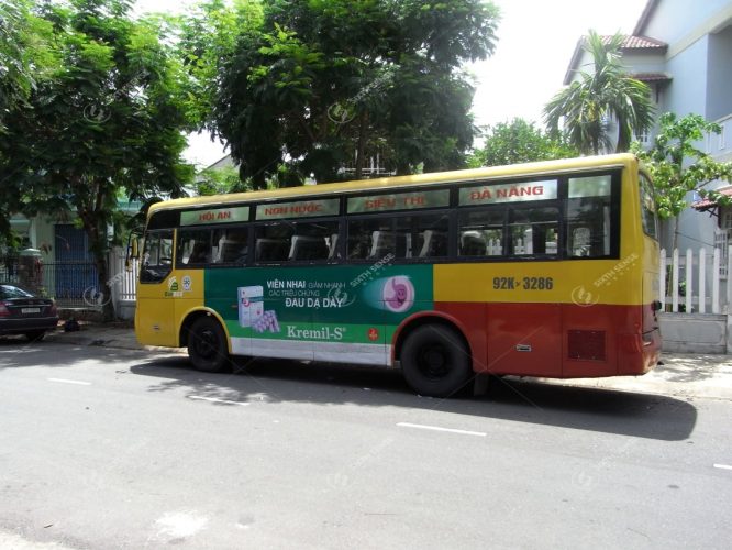 Viên Nhai Kremil-S quảng cáo trên xe bus tại Trung Nam bộ