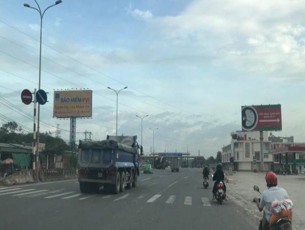 Billboard tại trạm thu phí số 1, KCN Tam Phước – Quốc lộ 51, Bạc Liêu