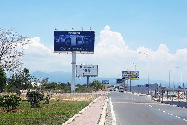 biển quảng cáo trên đường cao tốc