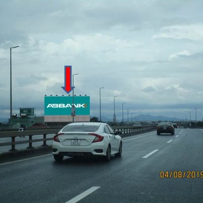 Billboard quảng cáo chân Cầu Nhật Tân, Đường Võ Chí Công, Hà Nội