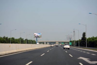 Billboard tại nằm tại vị trí Km21+330(T) trên cao tốc Hà Nội - Hải Phòng