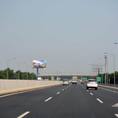 Billboard tại nằm tại vị trí Km21+330(T) trên cao tốc Hà Nội - Hải Phòng