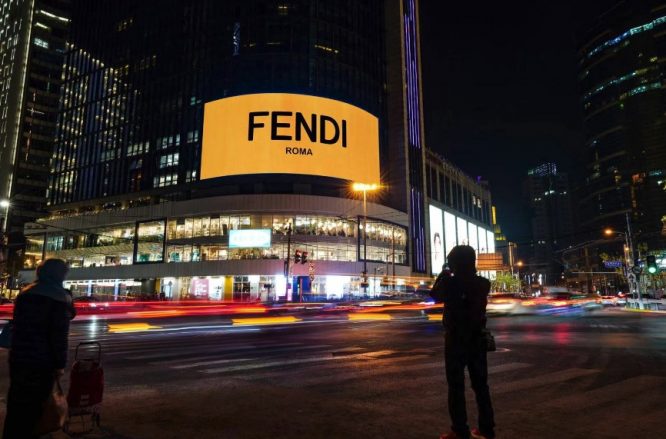 Fendi sử dụng billboard quảng cáo để thắp sáng cả thành phố