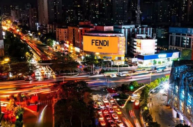 Fendi sử dụng billboard quảng cáo để thắp sáng cả thành phố