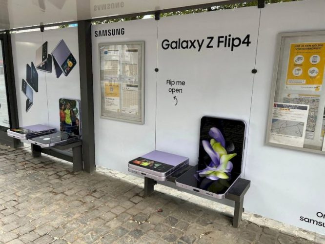 Nhà chờ xe bus độc đáo tại Bỉ quảng cáo điện thoại Samsung Galaxy Z Flip 4