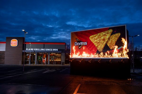 Doritos và Burger King hợp tác tạo ra biển quảng cáo bốc cháy siêu ấn tượng