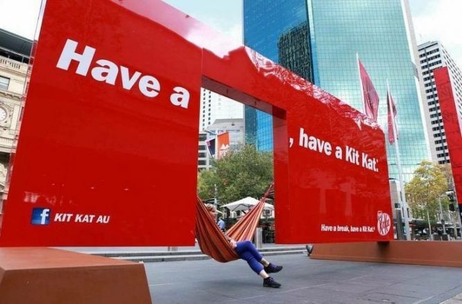 Biển quảng cáo ngoài trời… mắc võng độc đáo từ KitKat