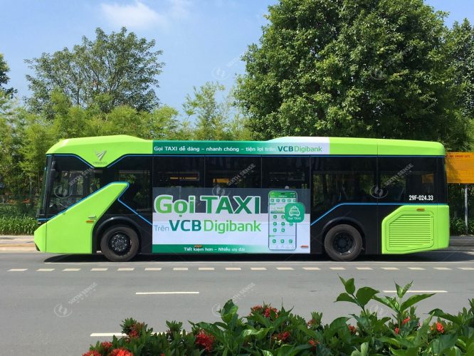 Vietcombank quảng cáo trên xe buýt điện VinBus