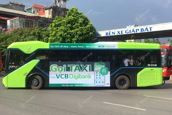 Vietcombank quảng cáo trên xe buýt điện VinBus