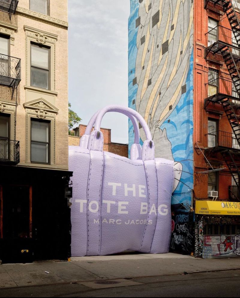Marc Jacobs tạo ra chiếc túi tote khổng lồ tại New York